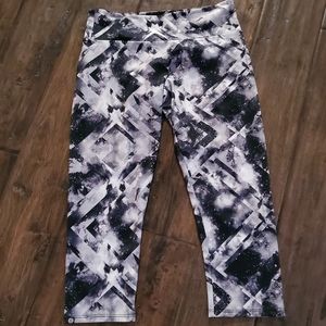 Onzie galaxy cropped Capri leggings